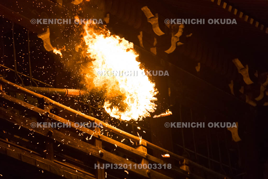 奈良県　東大寺二月堂の修二会　お松明
