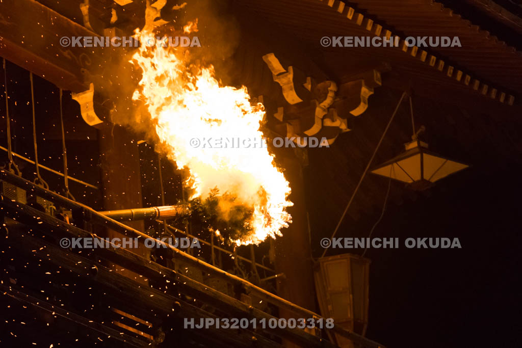 奈良県　東大寺二月堂の修二会　お松明