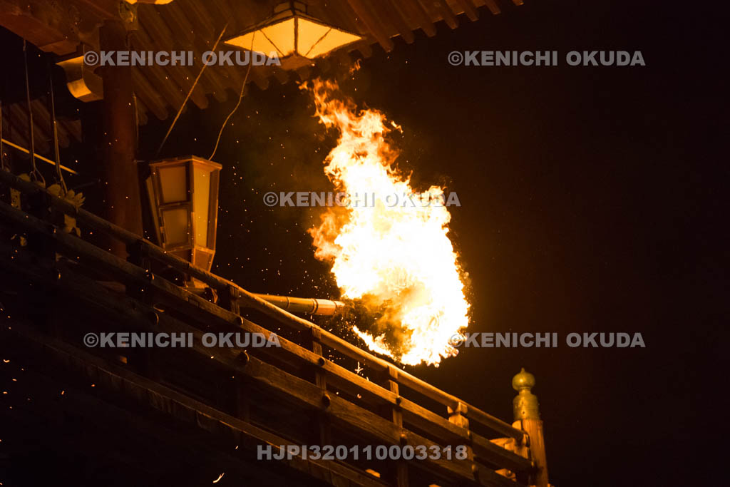 奈良県　東大寺二月堂の修二会　お松明