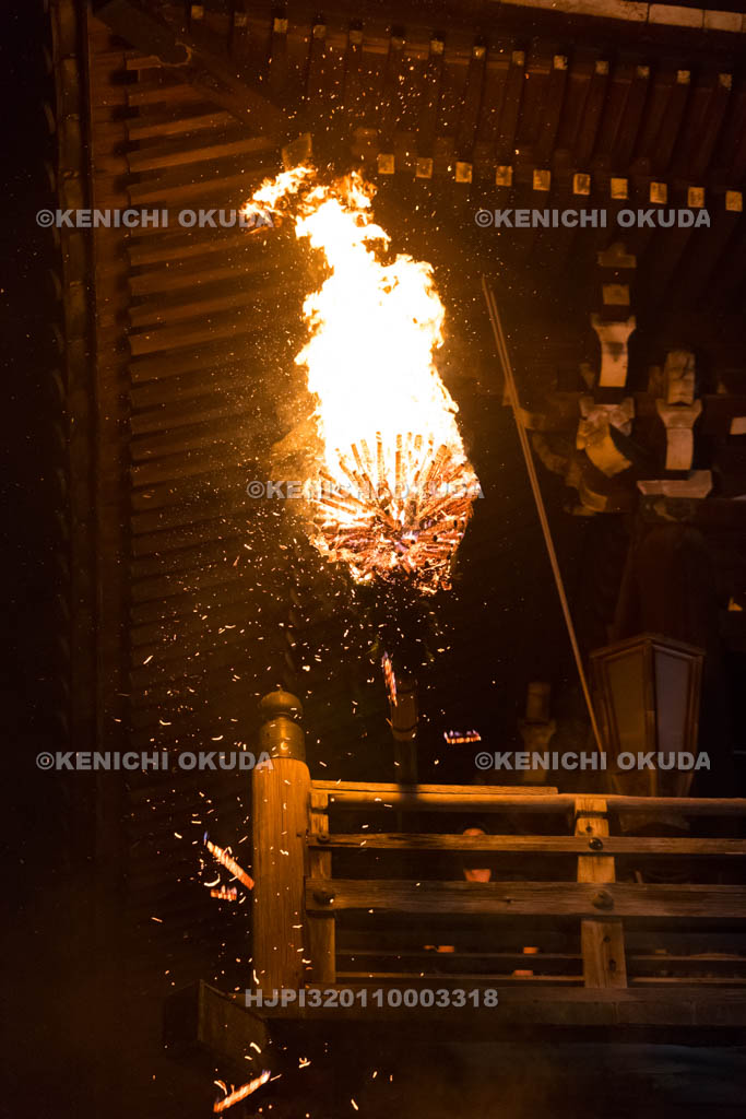 奈良県　東大寺二月堂の修二会　お松明