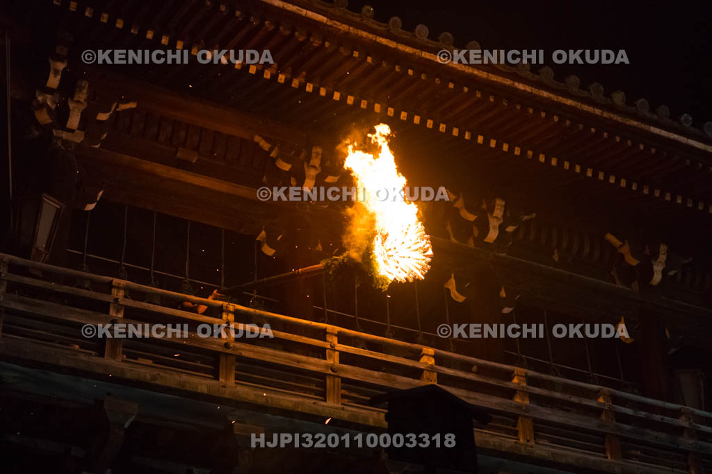 奈良県　東大寺二月堂の修二会　お松明