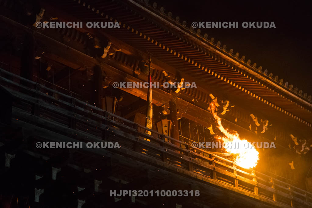奈良県　東大寺二月堂の修二会　お松明
