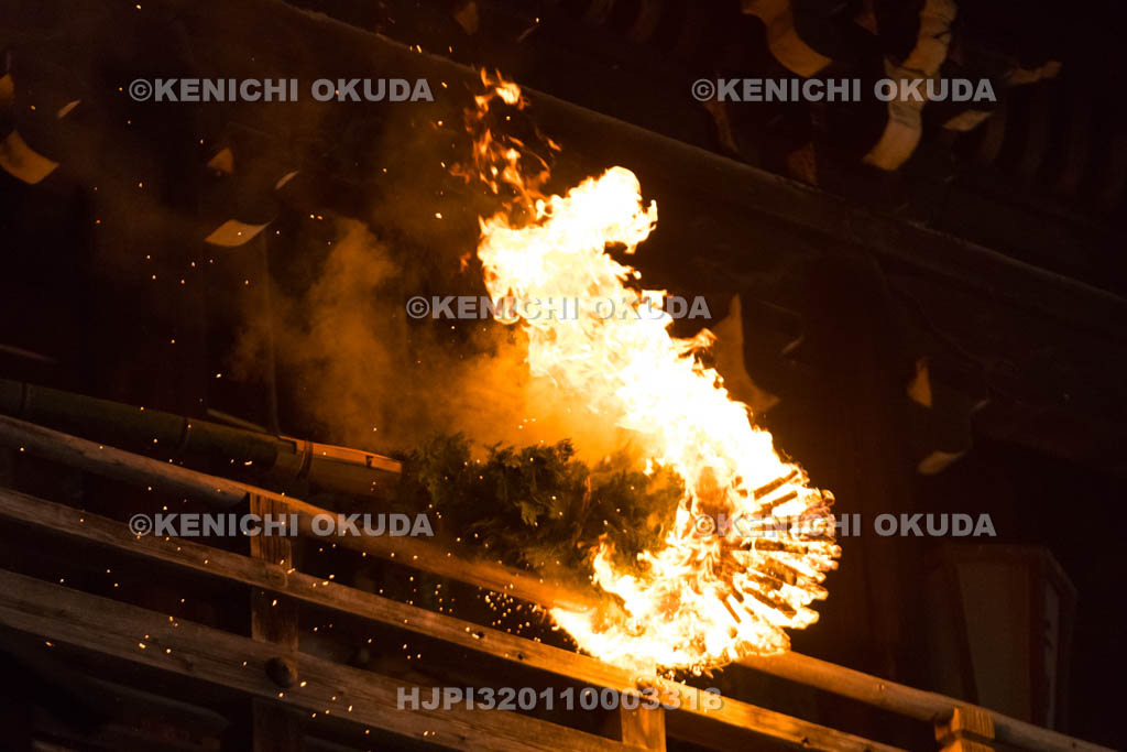 奈良県　東大寺二月堂の修二会　お松明