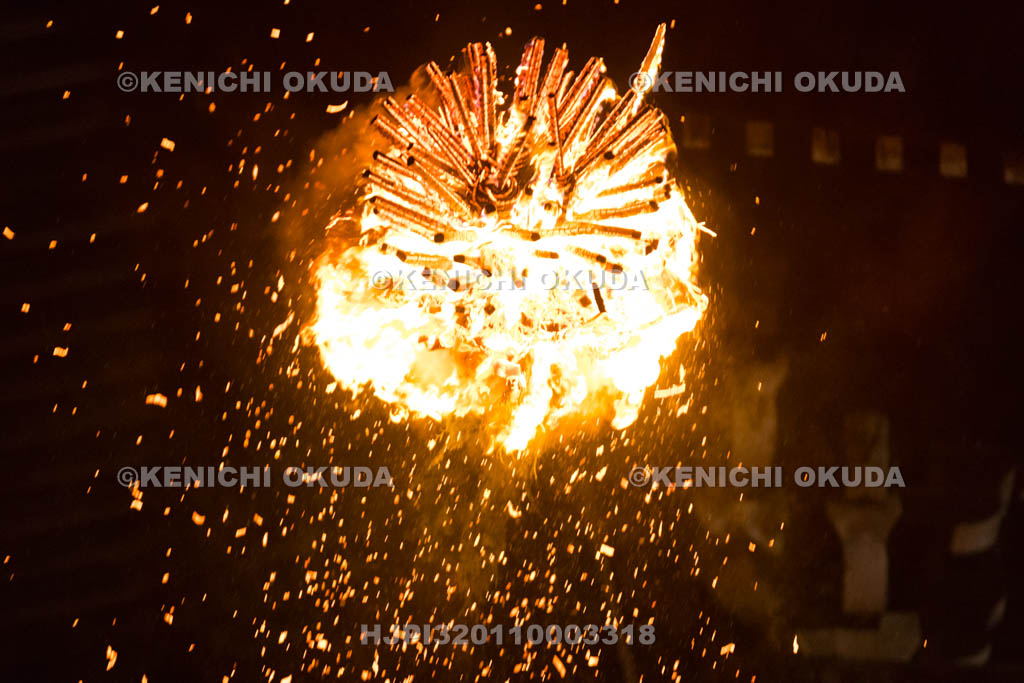 奈良県　東大寺二月堂の修二会　お松明