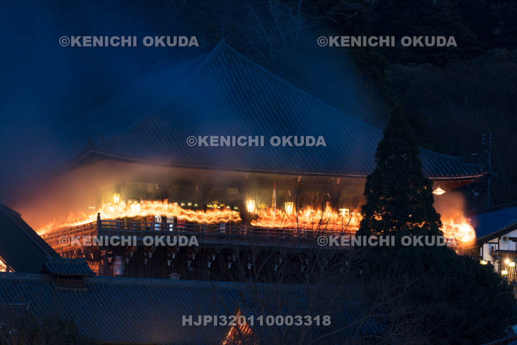 奈良県　東大寺二月堂の修二会　お松明