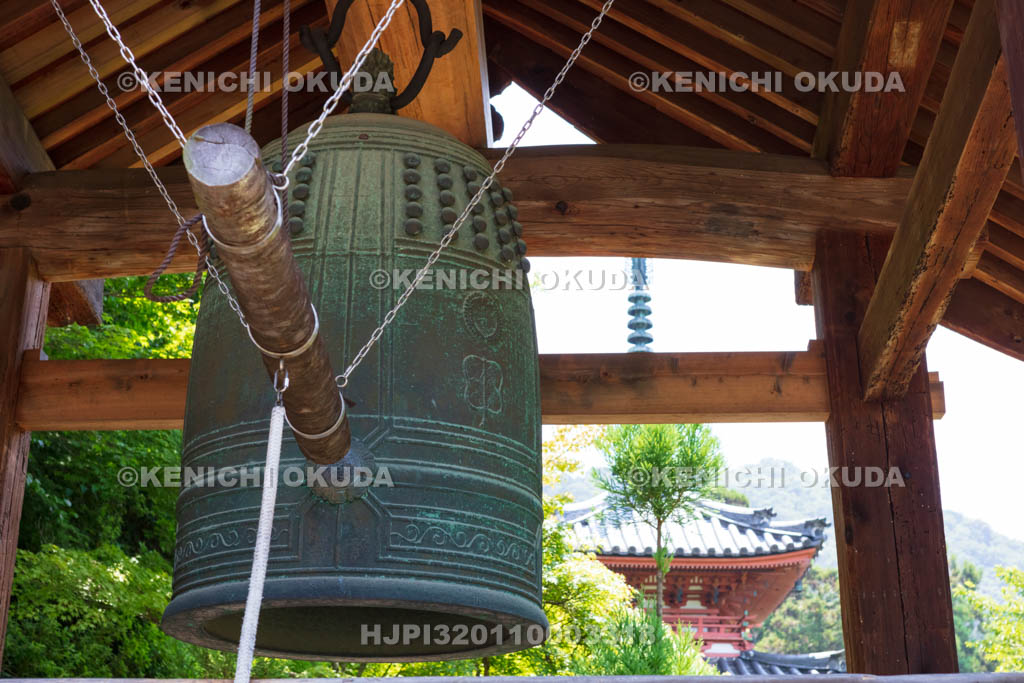 京都府　三室戸寺　鐘と三重塔