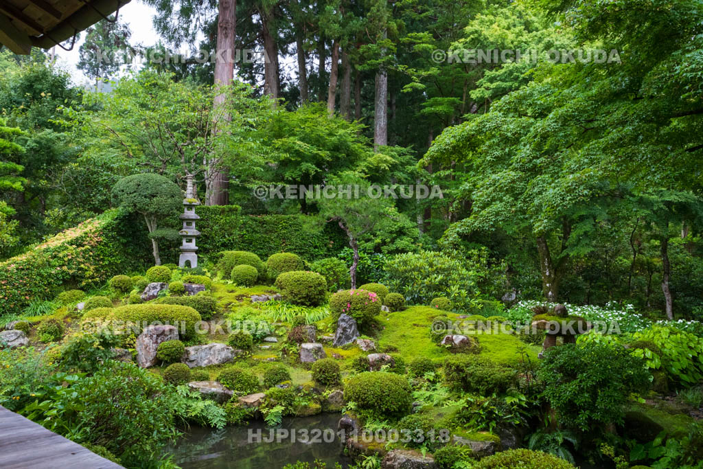 京都府　三千院　客殿から望む聚碧園