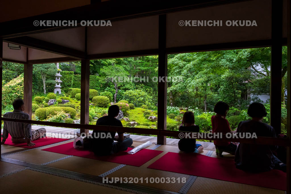 京都府　三千院　客殿から望む聚碧園と参拝客