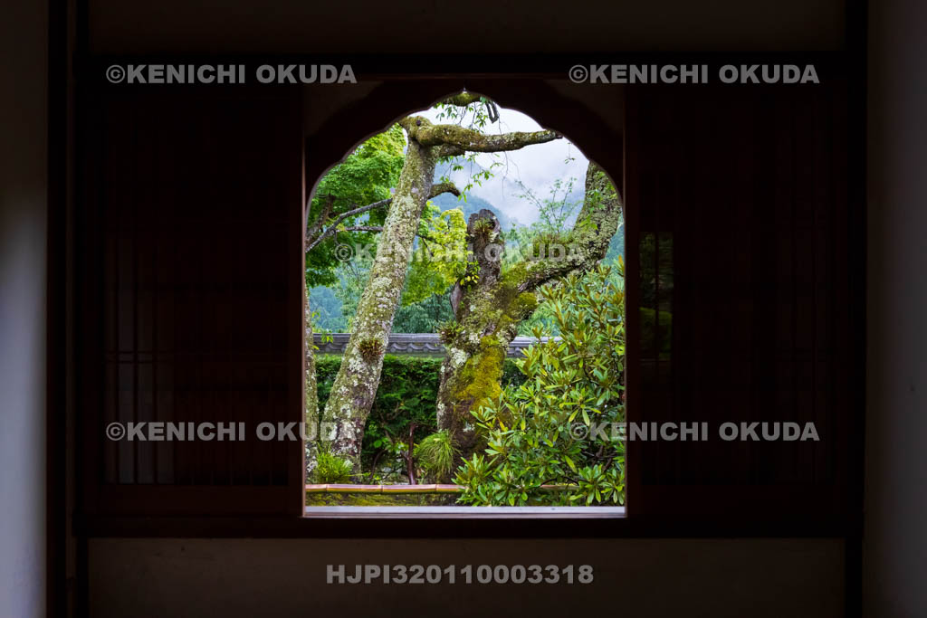京都府　三千院　客殿の火灯窓からの眺め