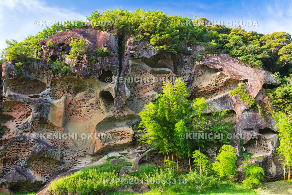 和歌山県　高池の虫喰岩