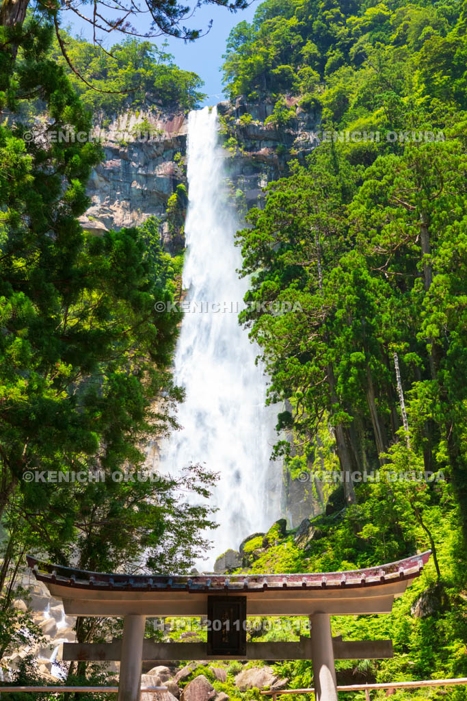 和歌山県　飛瀧神社　鳥居と那智滝