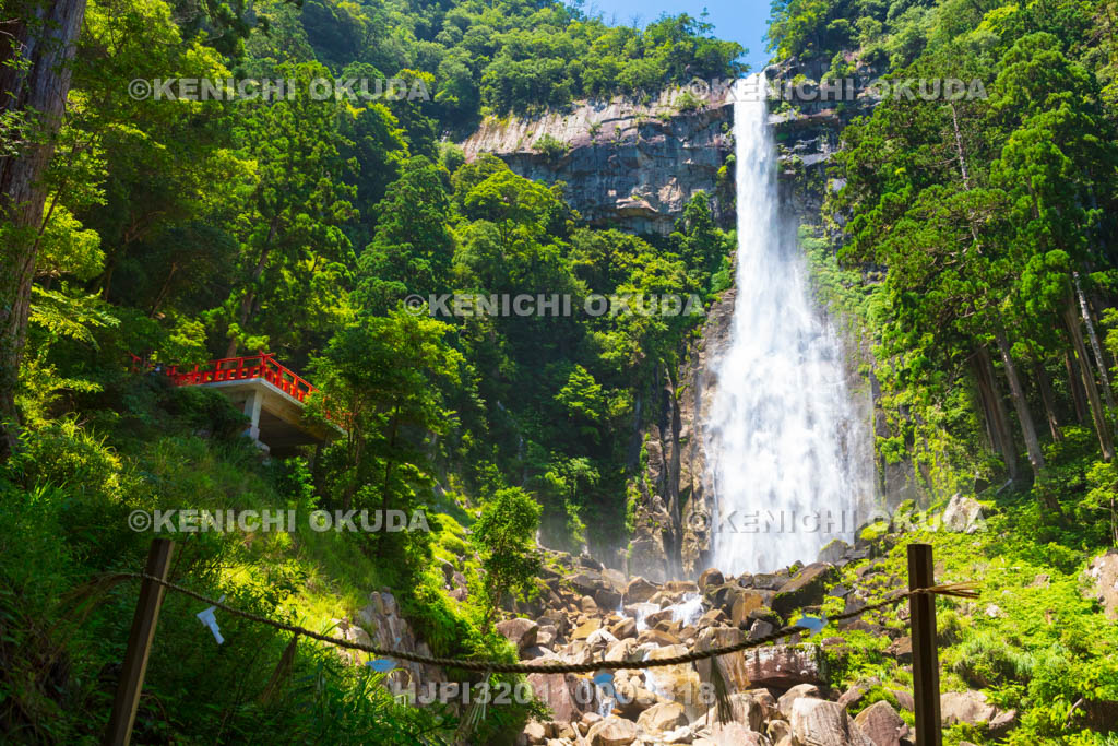 和歌山県　飛瀧神社　注連縄と那智滝