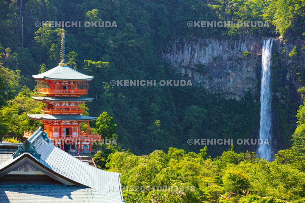 和歌山県　青岸渡寺　三重塔と那智滝