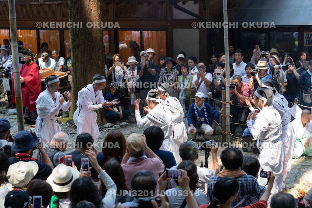 和歌山県　那智の扇祭り　御火行事　合い答礼の所作