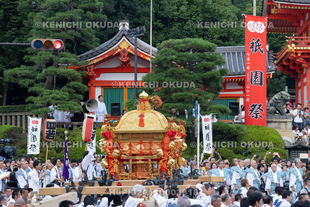 京都府　祇園祭の神輿渡御出発式　東御座の神輿