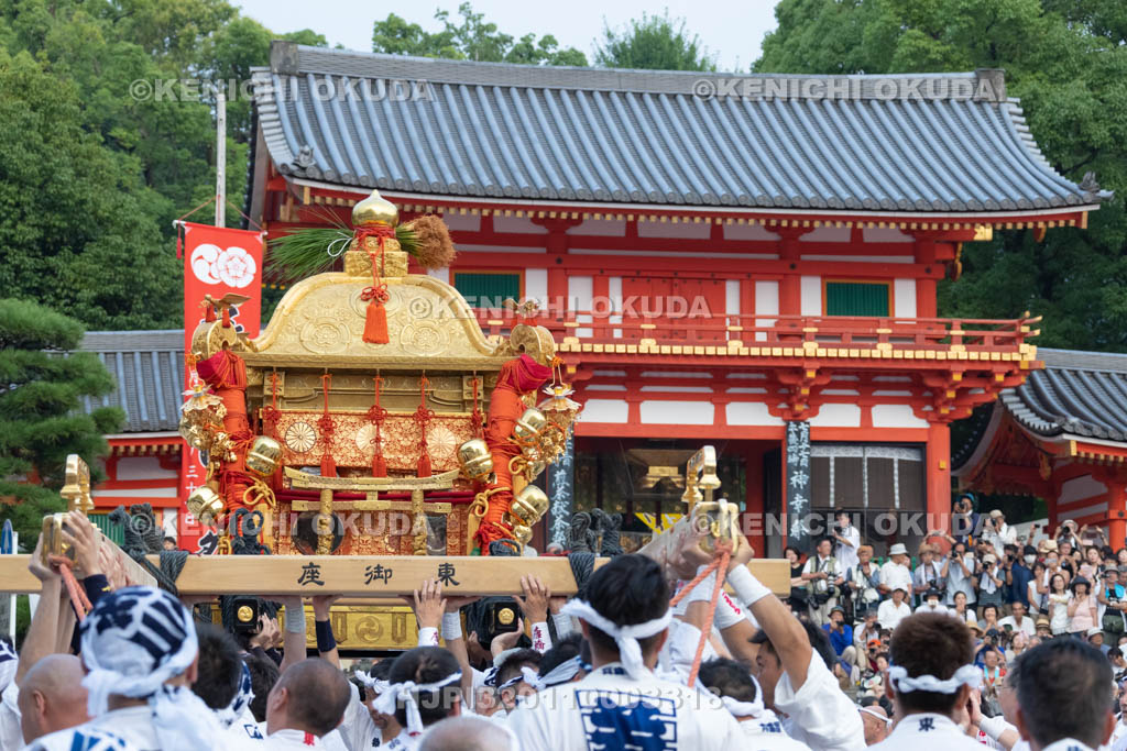 京都府　祇園祭の神輿渡御　東御座の差し上げ