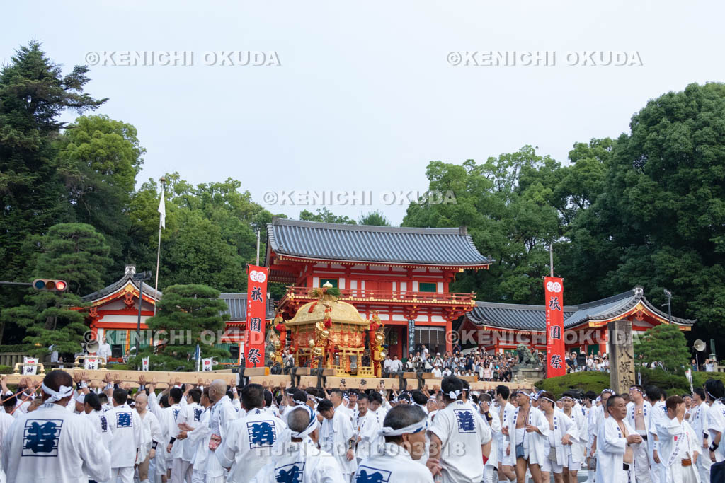京都府　祇園祭の神輿渡御　東御座の差し上げ