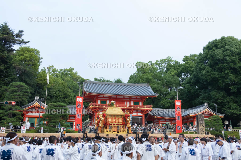 京都府　祇園祭の神輿渡御　東御座の神輿