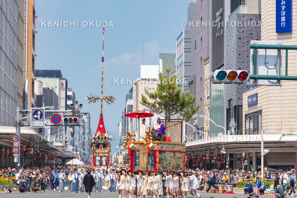 京都府　祇園祭の山鉾巡行（前祭）　白楽天山と鶏鉾