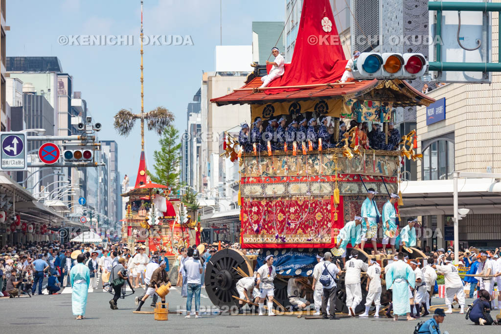 京都府　祇園祭の山鉾巡行（前祭）　鶏鉾と太子山