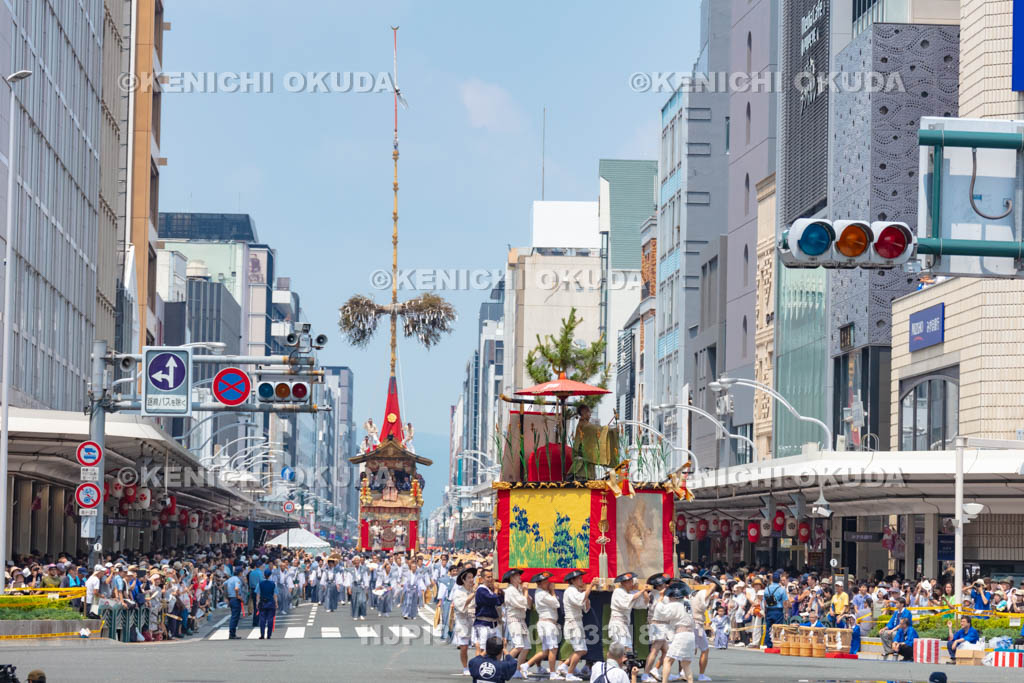 京都府　祇園祭の山鉾巡行（前祭）　芦刈山と月鉾