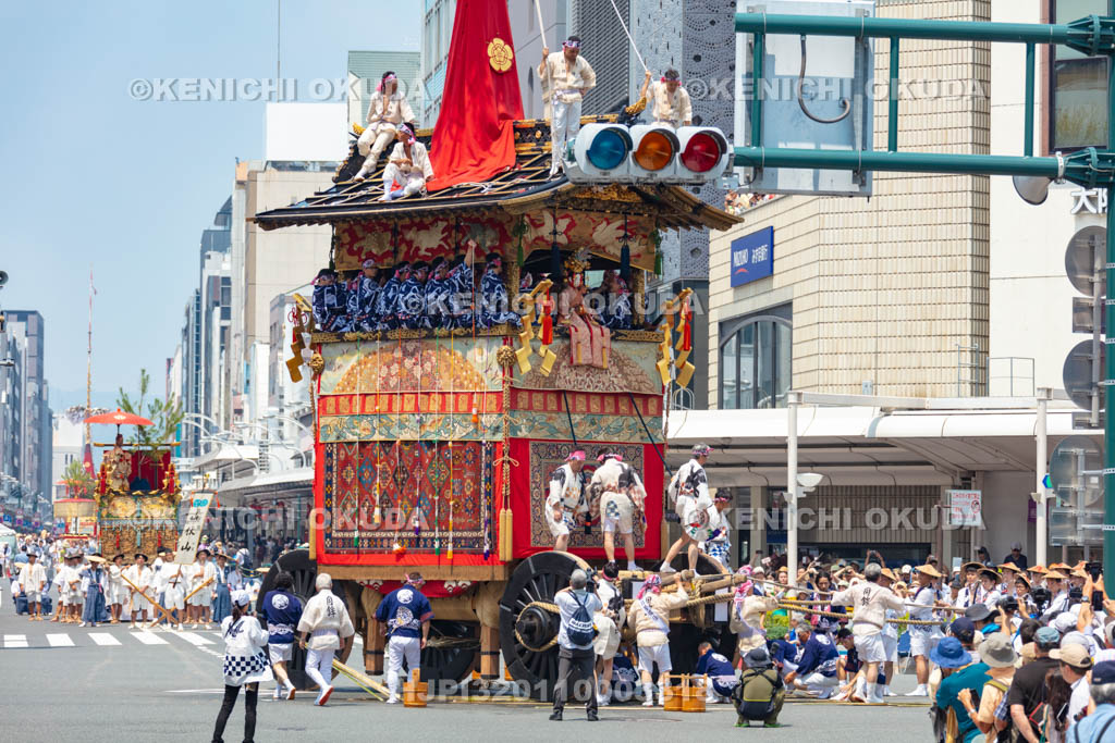 京都府　祇園祭の山鉾巡行（前祭）　月鉾と山伏山