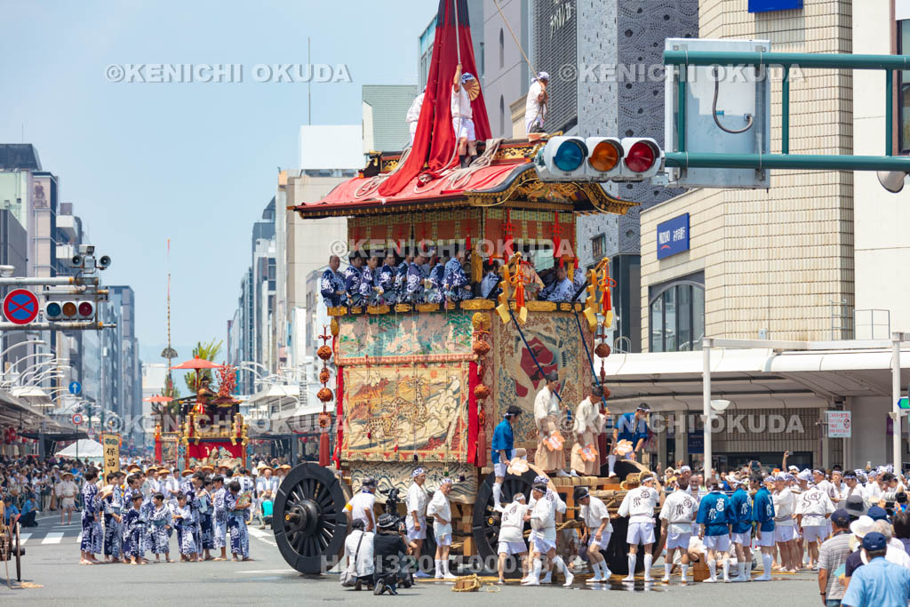 京都府　祇園祭の山鉾巡行（前祭）　菊水鉾と保昌山