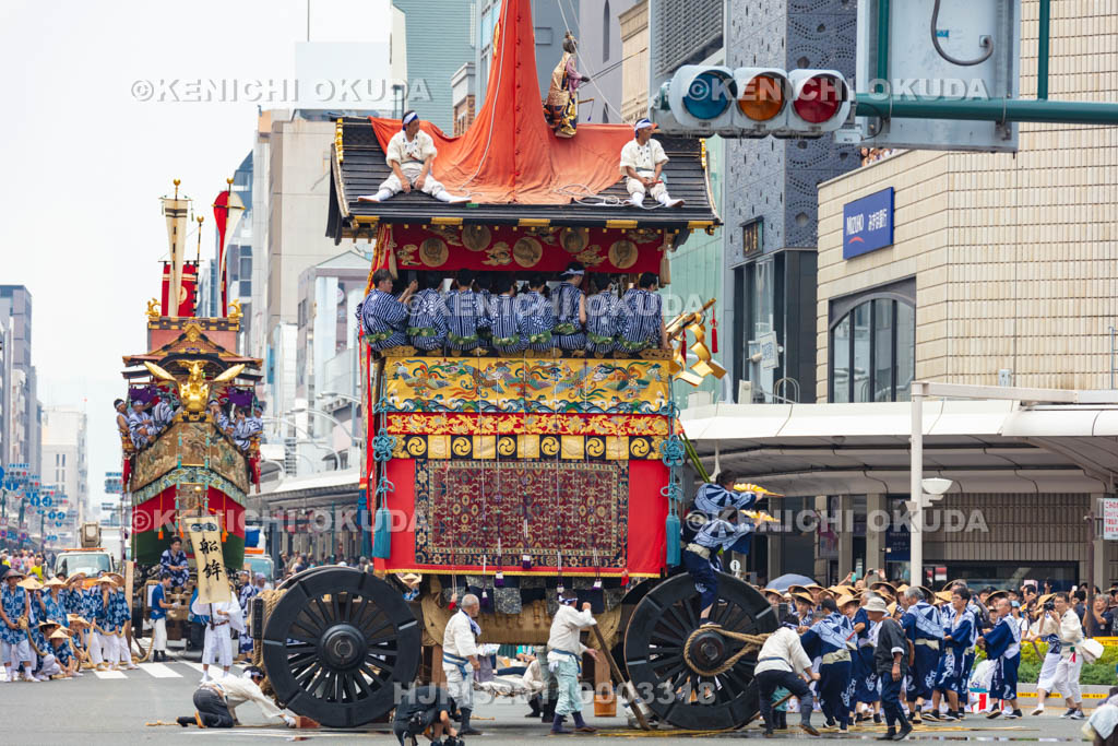 京都府　祇園祭の山鉾巡行（前祭）　岩戸山と船鉾