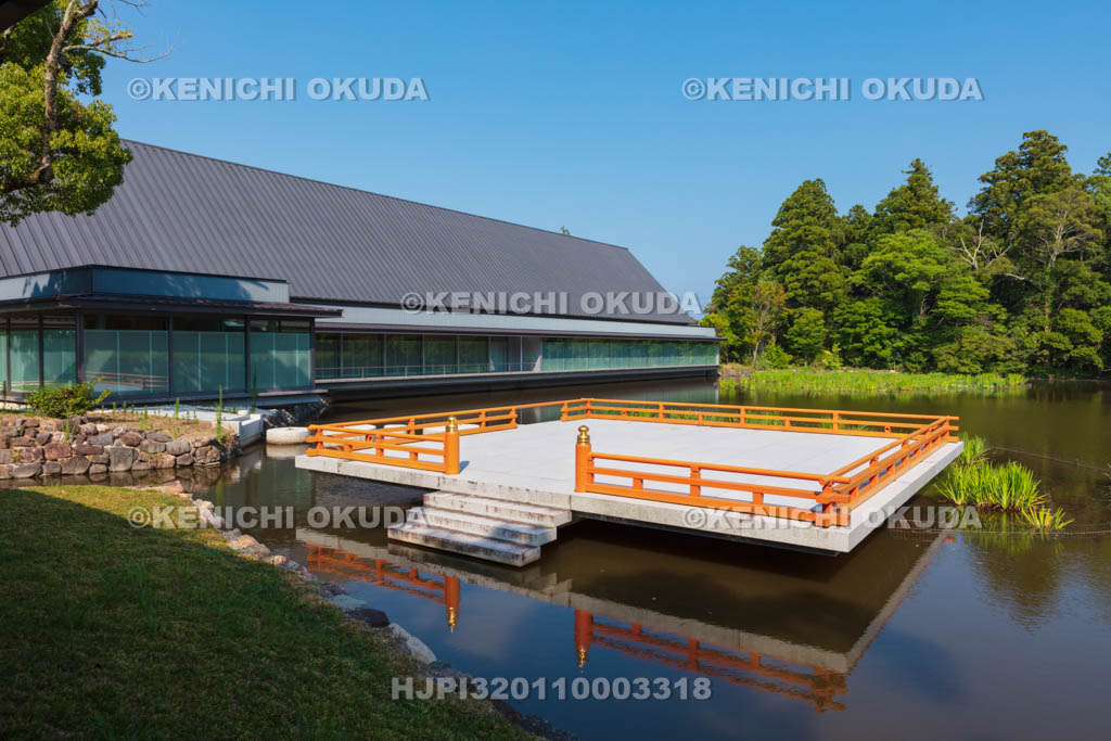 三重県　伊勢神宮　外宮の勾玉池と奉納舞台