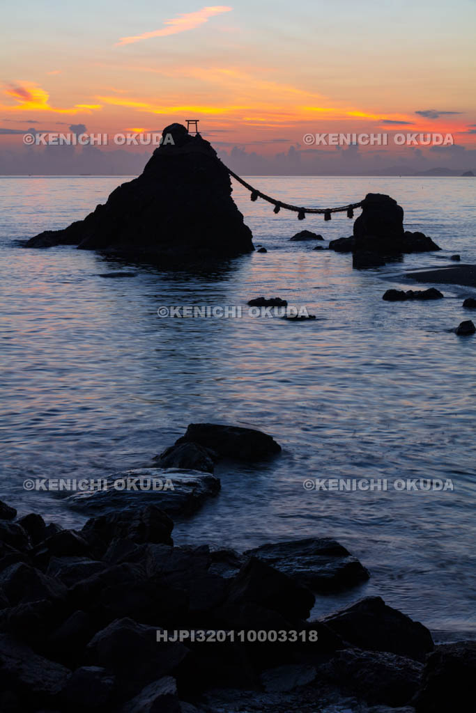 三重県　日の出前の夫婦岩