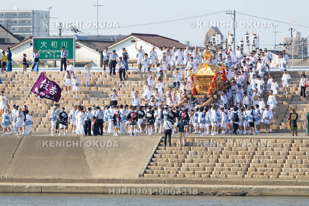 大阪府　住吉祭の神輿渡御　大和川川渡り