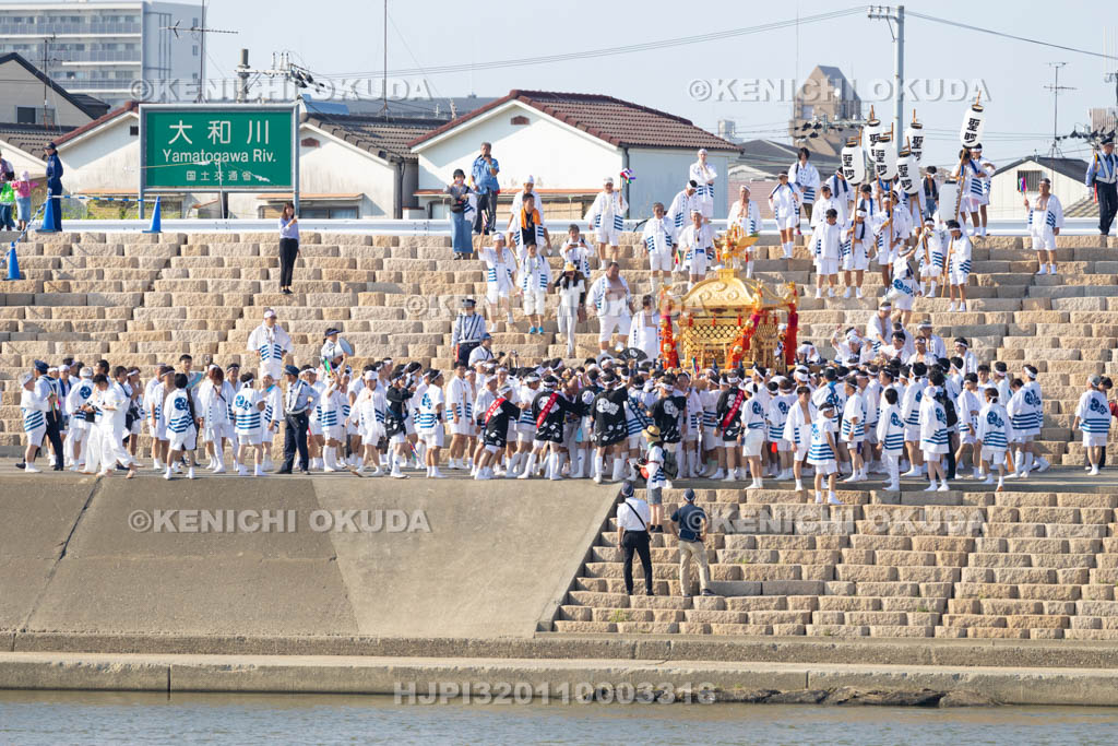 大阪府　住吉祭の神輿渡御　大和川川渡り
