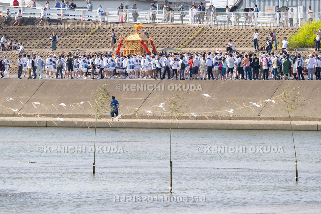大阪府　住吉祭の神輿渡御　大和川川渡り