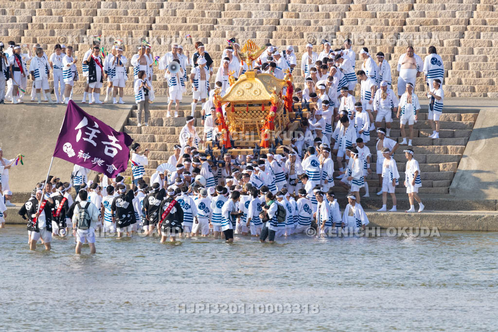 大阪府　住吉祭の神輿渡御　大和川川渡り
