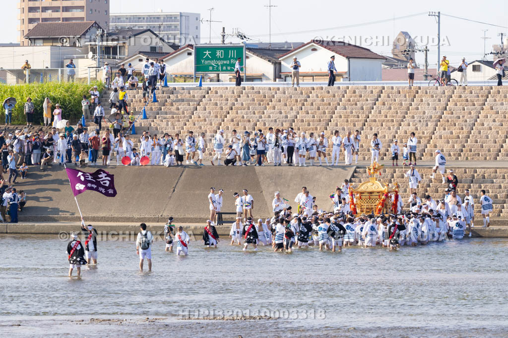 大阪府　住吉祭の神輿渡御　大和川川渡り
