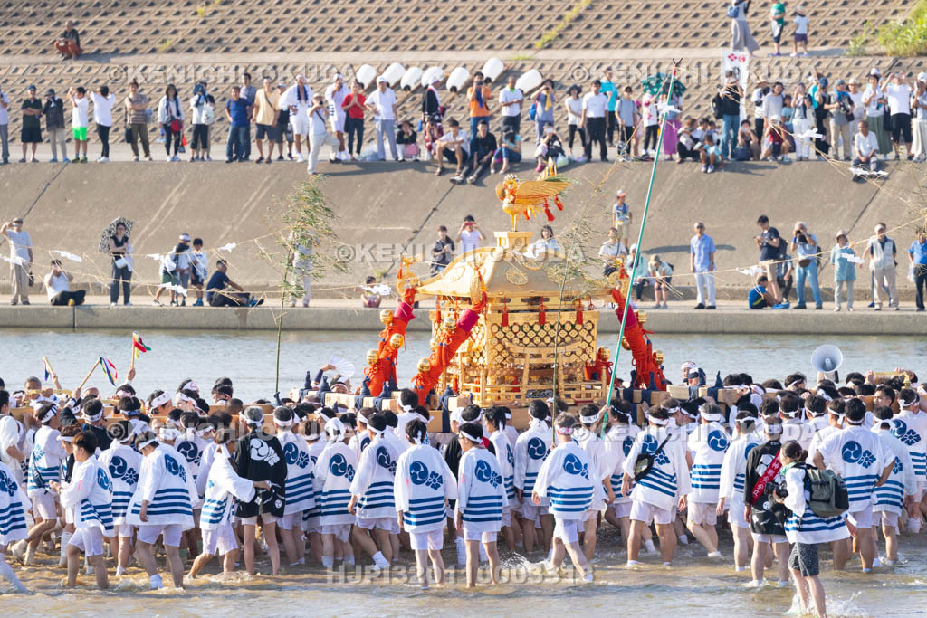 大阪府　住吉祭の神輿渡御　大和川川渡り
