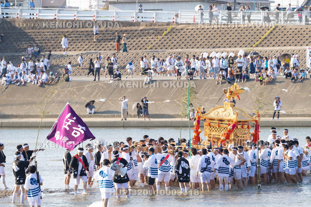 大阪府　住吉祭の神輿渡御　大和川川渡り
