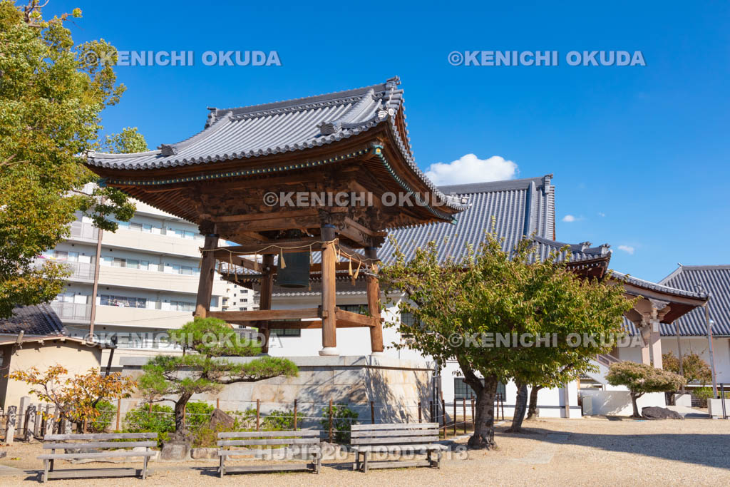 大阪府　大念佛寺　鐘楼と楽邦殿（納骨堂）