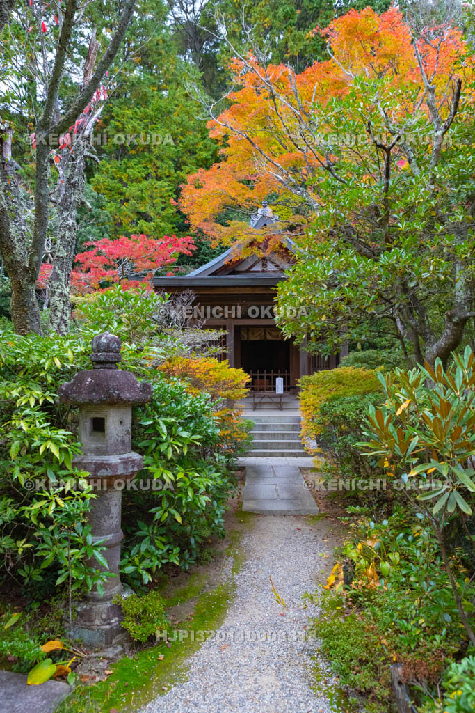 奈良県　円成寺　紅葉と護摩堂