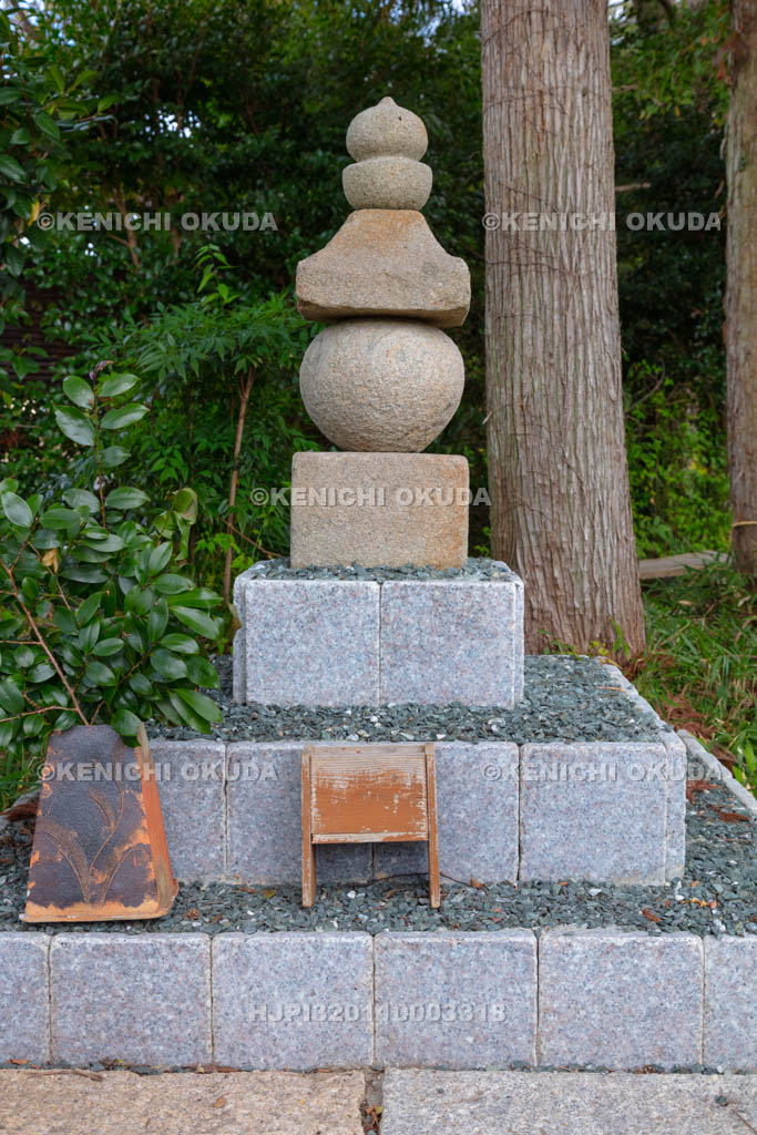 奈良県　般若寺の大塔宮護良親王供養塔