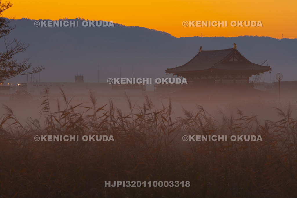 奈良県　日の出前の平城宮跡朱雀門