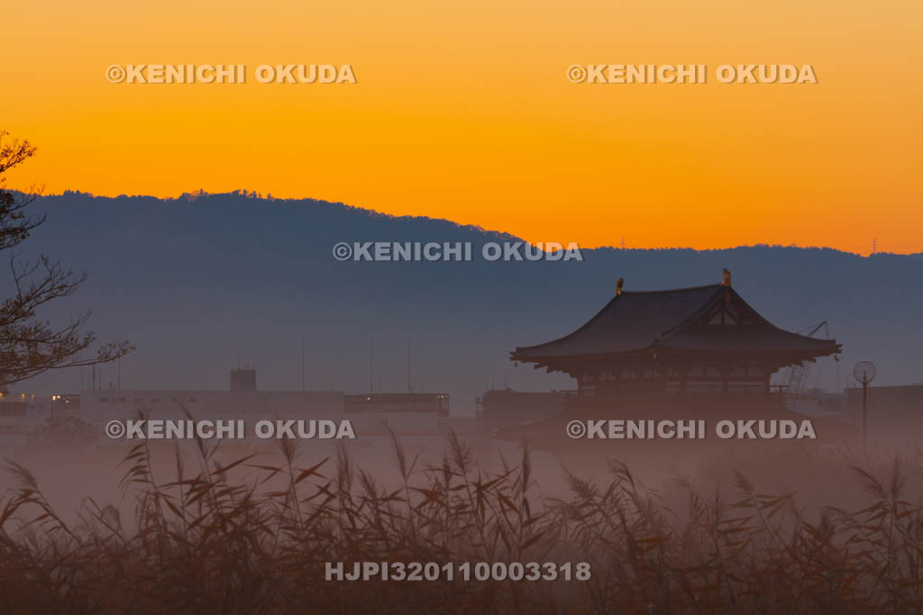 奈良県 日の出前の平城宮跡朱雀門