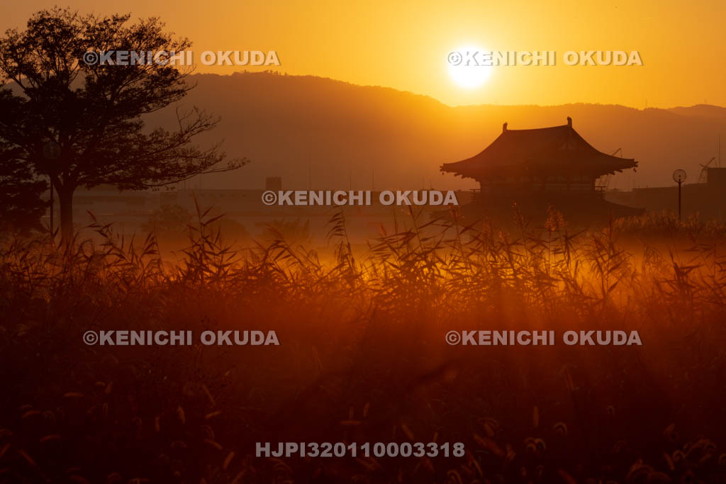 奈良県　平城宮跡朱雀門と日の出