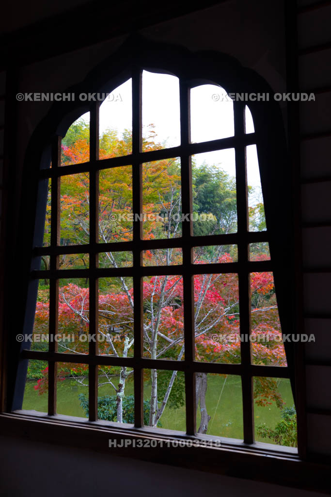 京都府　高台寺　開山堂の火灯窓と紅葉