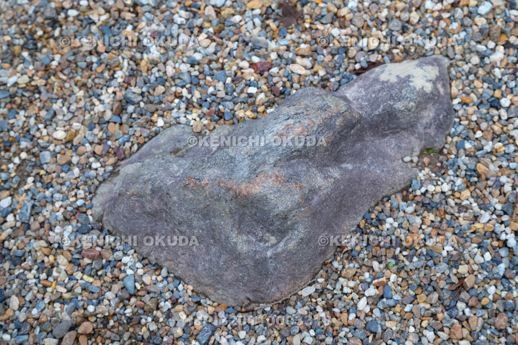 奈良県　春日大社　本殿回廊南門前の神石（額塚）