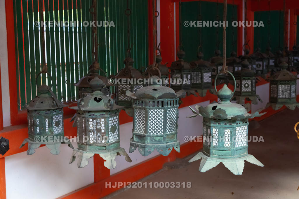 奈良県　春日大社　西回廊の釣燈籠