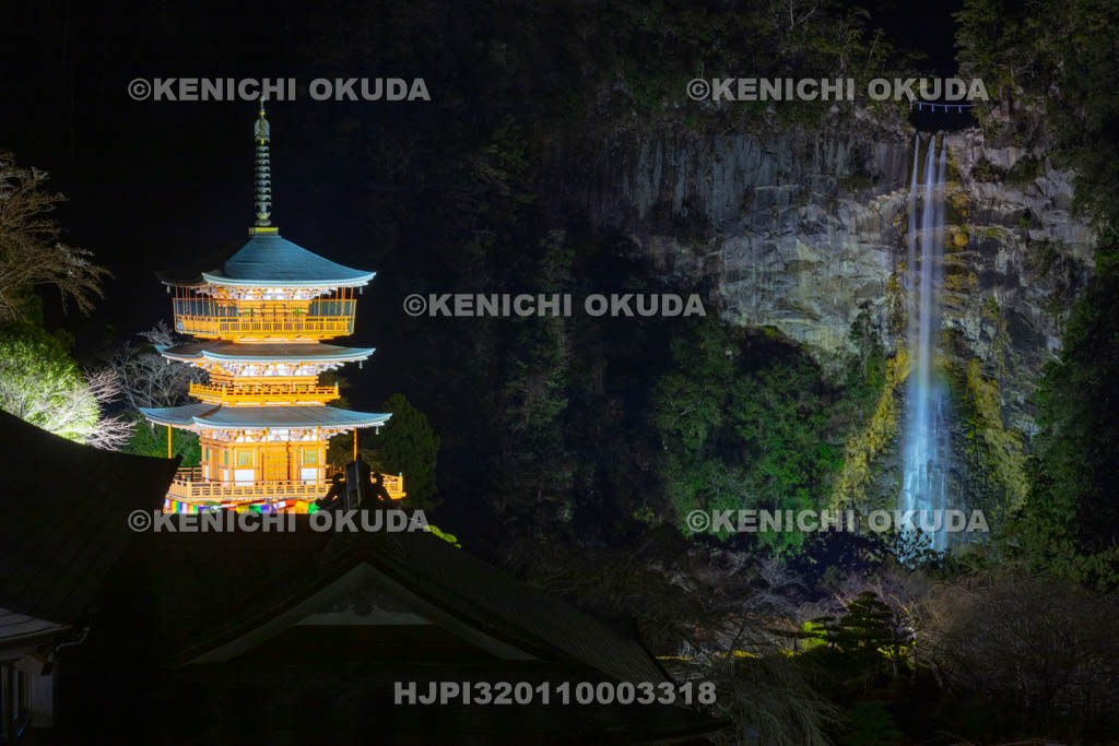 和歌山県　青岸渡寺三重塔と那智滝のライトアップ