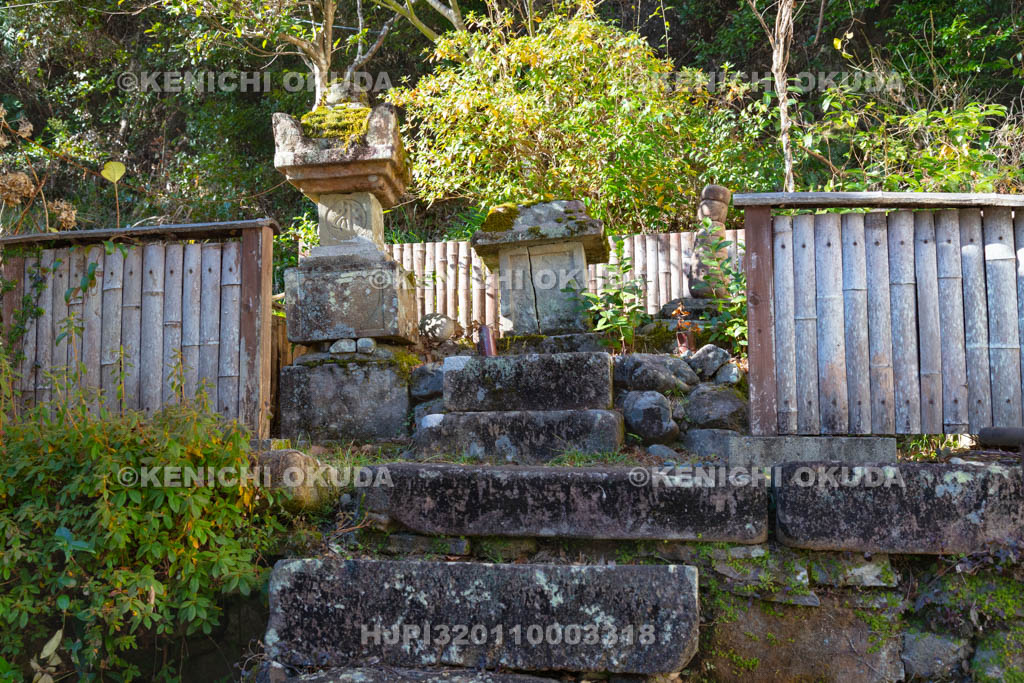 和歌山県　湯の峰温泉　温泉発見者の慰霊碑
