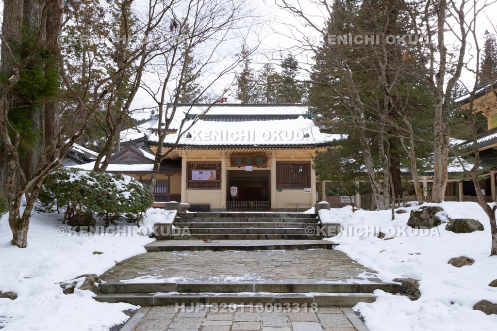 和歌山県　雪の高野山　霊宝館