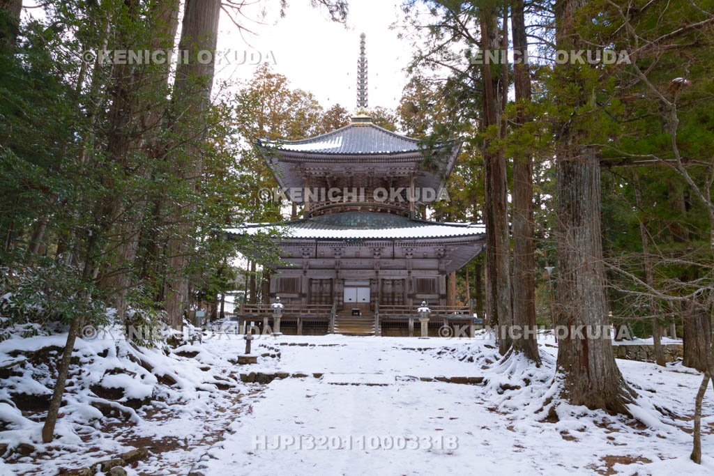 和歌山県　雪の高野山　壇上伽藍の西塔